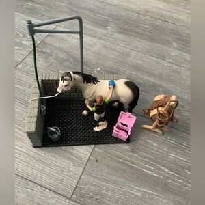 Schleich Horse Club Wash Area Horse Set